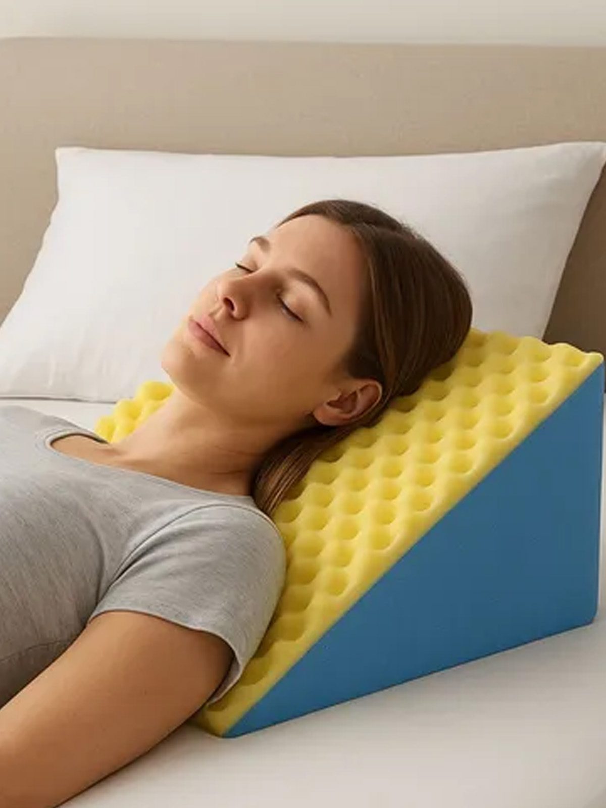 Encosto ortopédico triangular para a cabeça