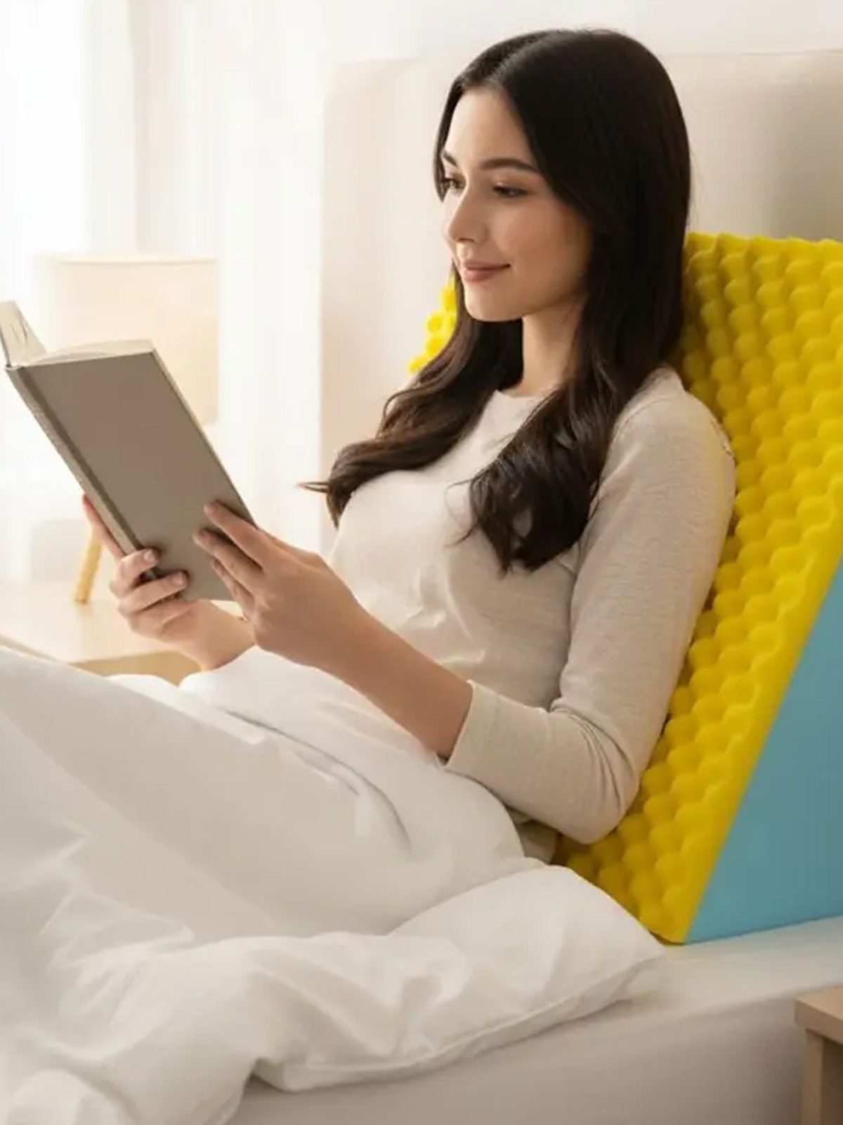 Encosto ortopédico triangular para a coluna